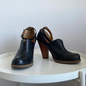 Kork-Ease Black & Tan Leather Heels - size 8.5